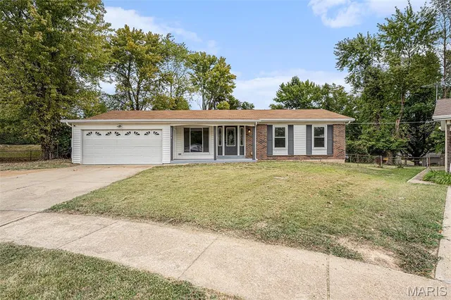 $219,000 | 11774 El Somo Court, Florissant, MO 63033