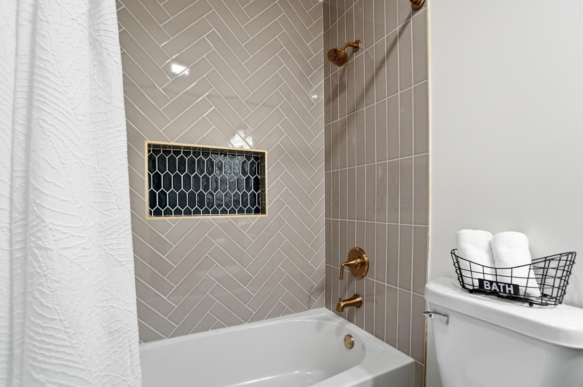 4455 Kenfield Road Columbus, OH 43224 - Photo 25 of 44 2nd Full Bathroom