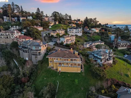 $1,900,000 | 6070 Mazuela Drive, Oakland, CA 94611