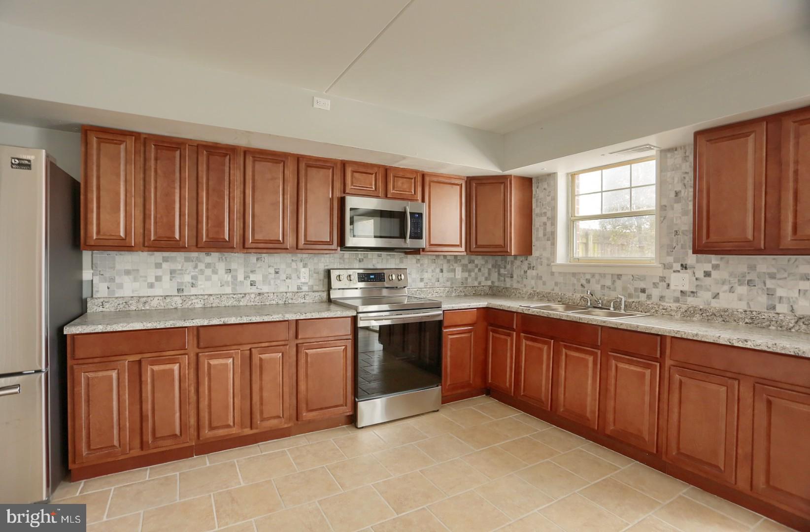 1075 Fox Run Reading, PA 19606 - Photo 7 of 15 Kitchen