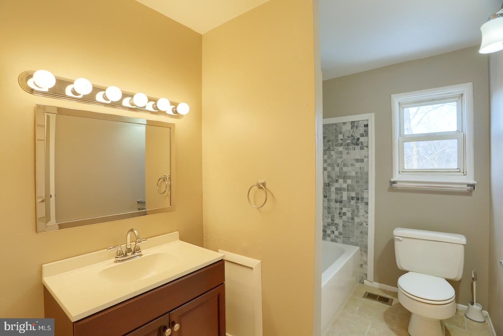1075 Fox Run Reading, PA 19606 - Photo 8 of 15 Bathroom