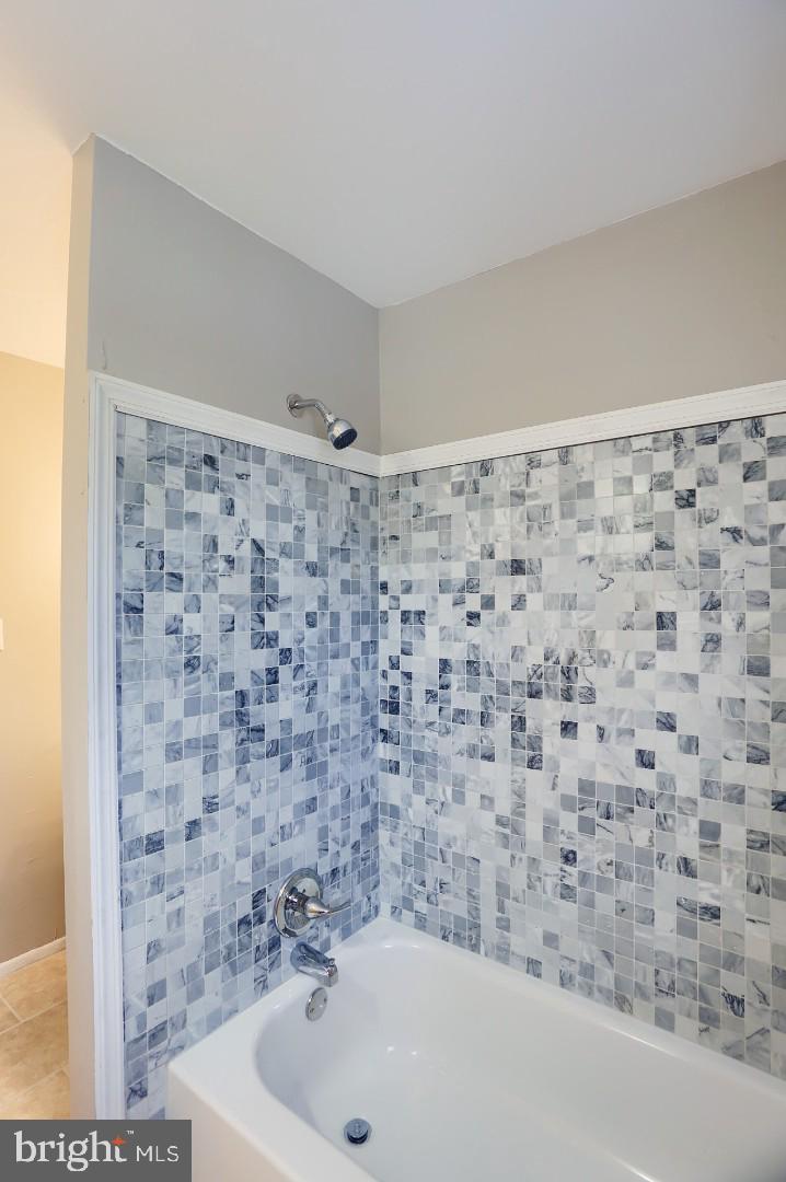 1075 Fox Run Reading, PA 19606 - Photo 9 of 15 Bathroom