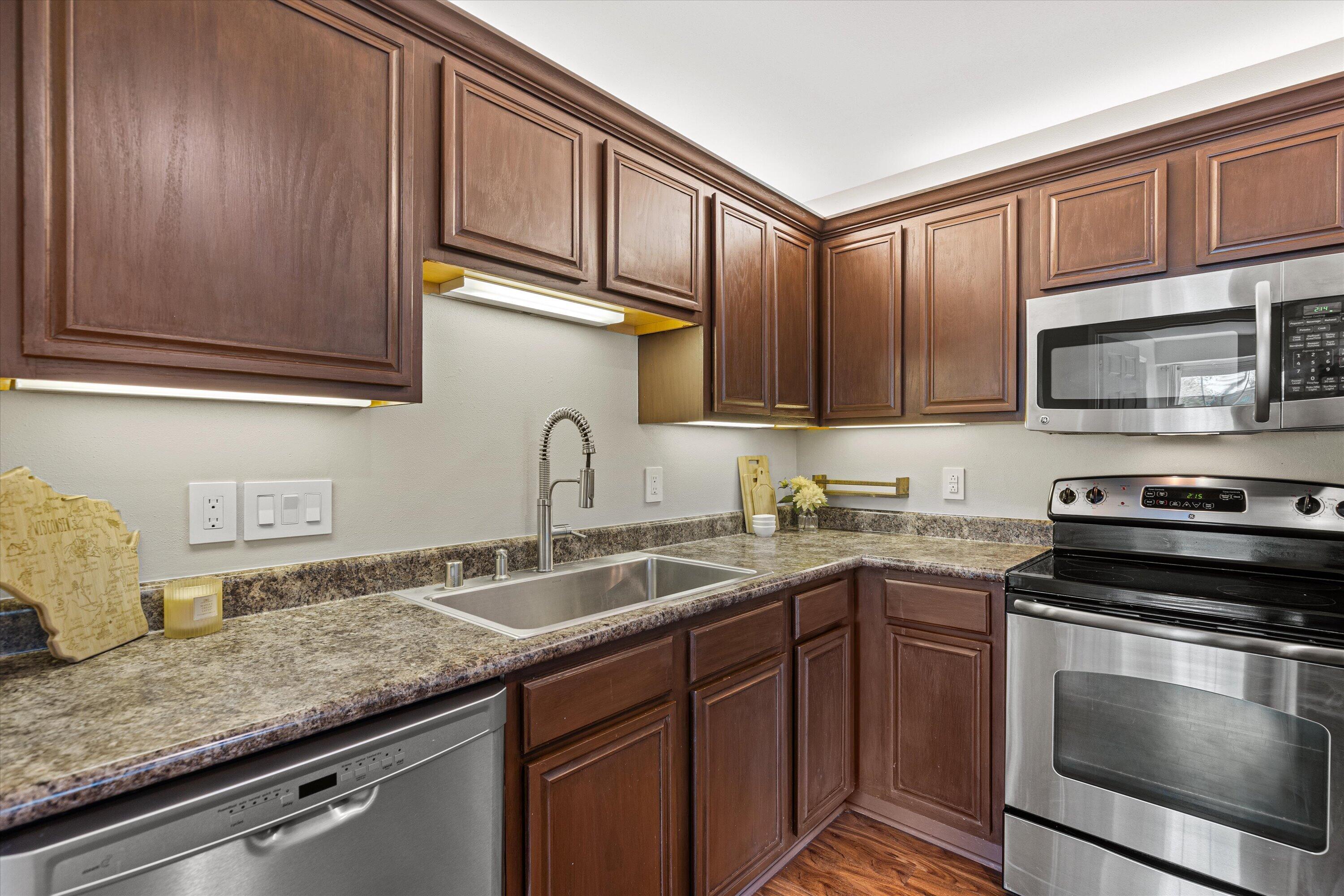 N17W26865 East Fieldhack Drive, Unit D Pewaukee, WI 53072 - Photo 8 of 19 10-0G8A0278