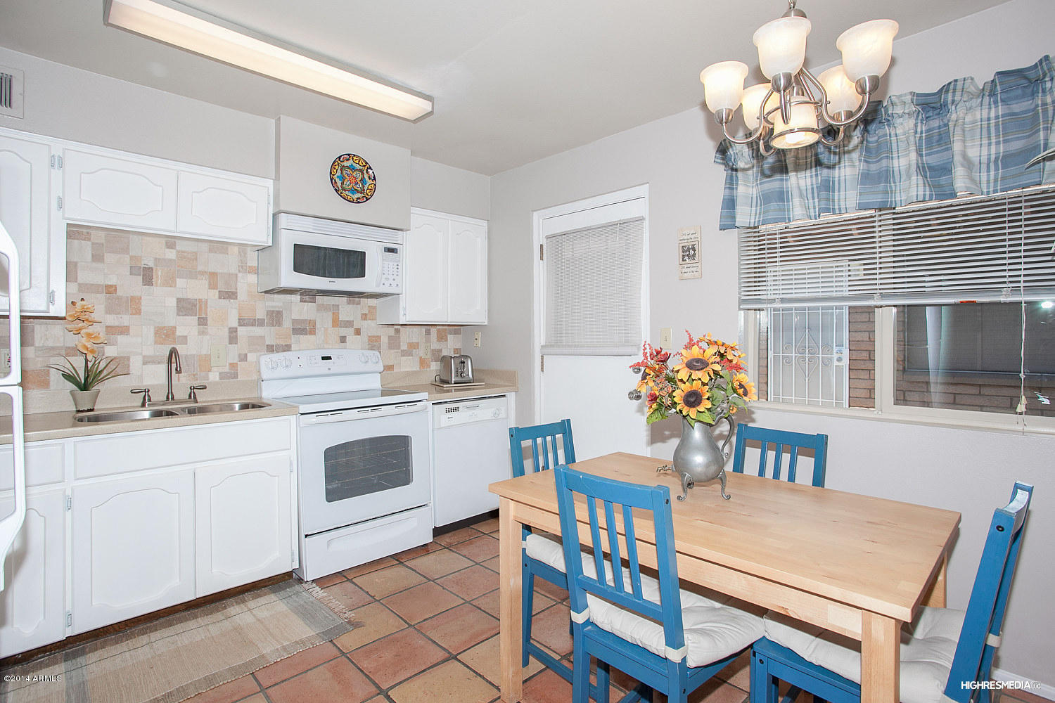 3031 South Rural Road, Unit 17 Tempe, AZ 85282 - Photo 18 of 25 Kitchen and eating area