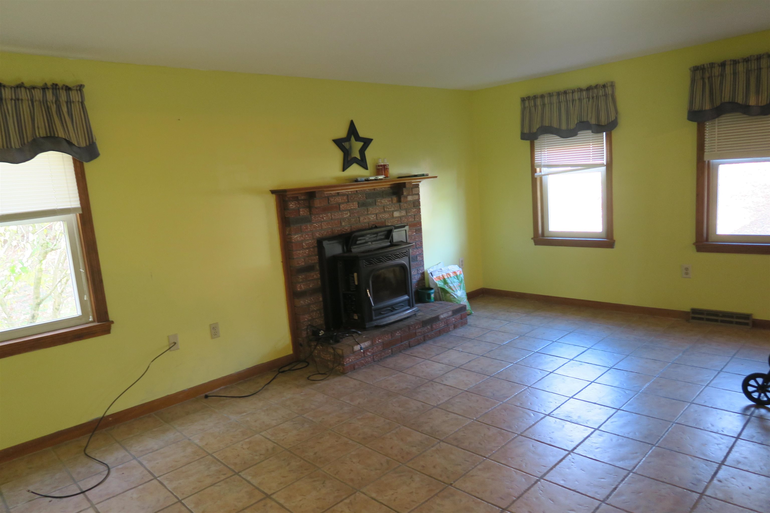 14 Berkeley Street Pelham, NH 03076 - Photo 7 of 16 Gallery Image 7