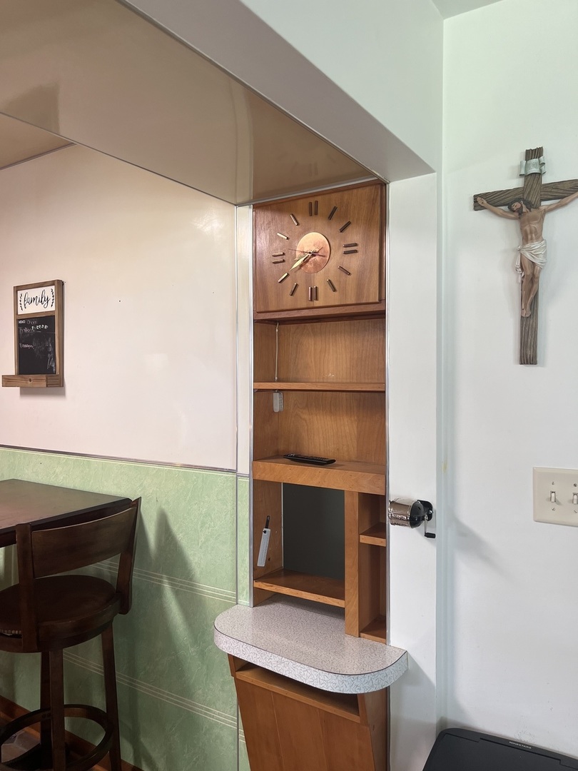 301 Dilks Street Roberts, IL 60962 - Photo 23 of 44 a room with a table and a chair