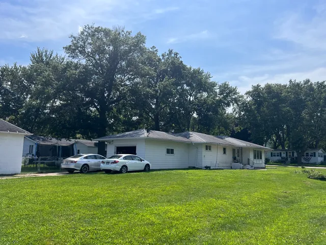 a view of a house with backyard and garden