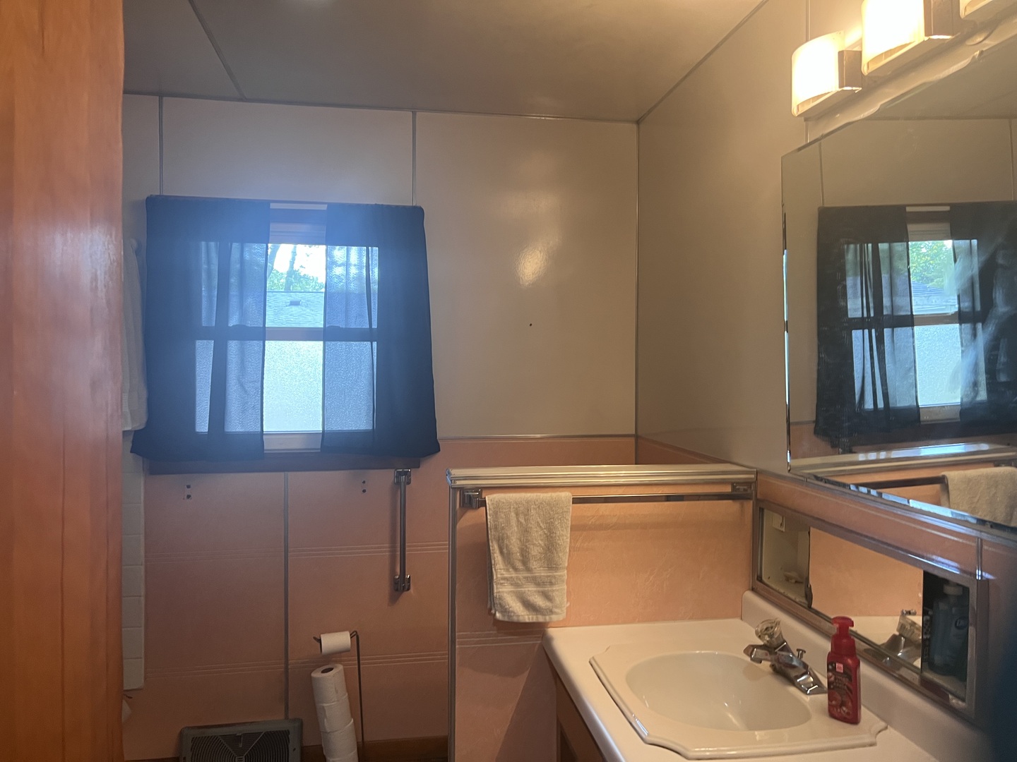 301 Dilks Street Roberts, IL 60962 - Photo 35 of 44 a bathroom with a sink a toilet and tub