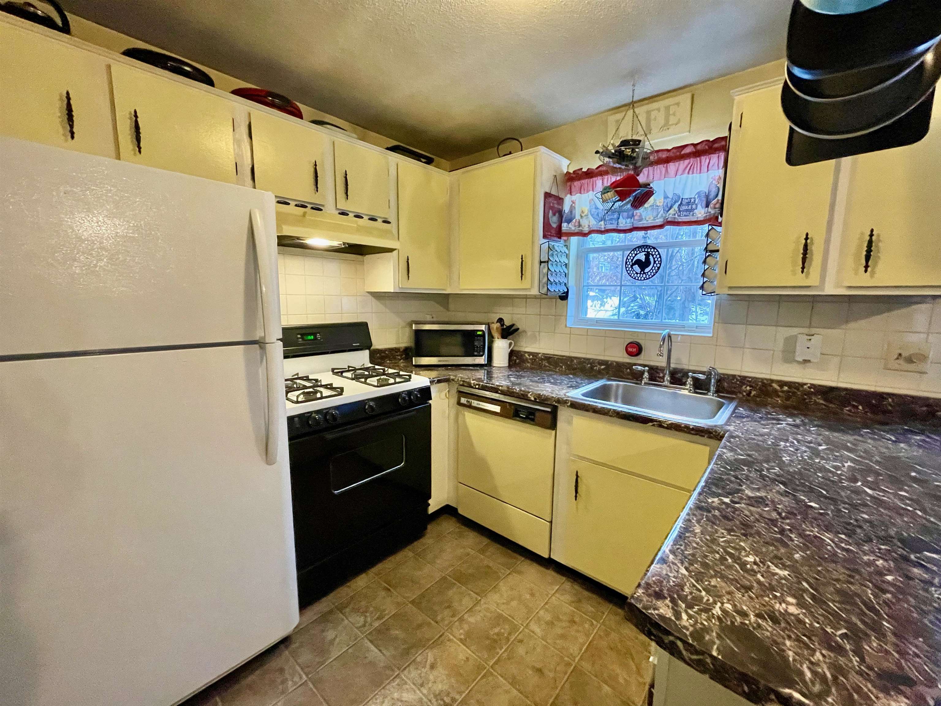 34 Fieldstone Drive, Unit 34 Londonderry, NH 03053 - Photo 5 of 40