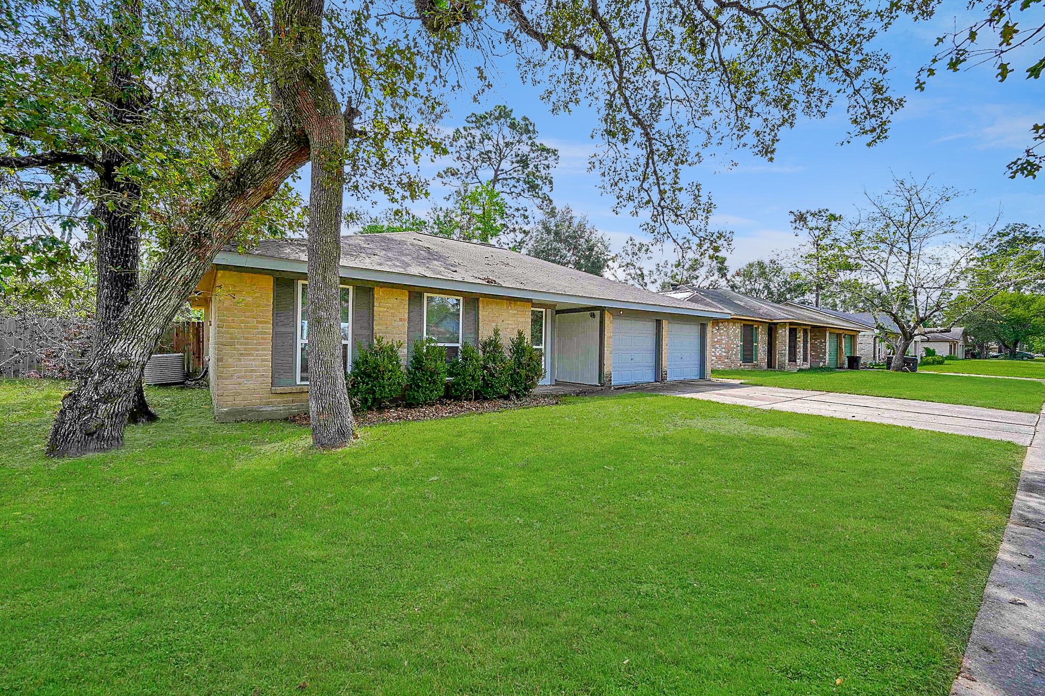 6634 Bridgegate Drive Spring, TX 77373 - Photo 2 of 16 a view of an house that has garden