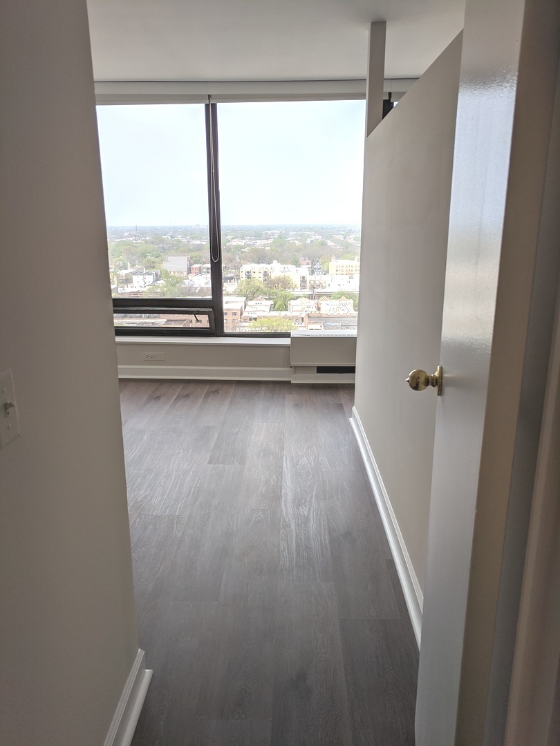 5445 North Sheridan Road, Unit 1805 Chicago, IL 60640 - Photo 9 of 12 a view of a bathroom with a window