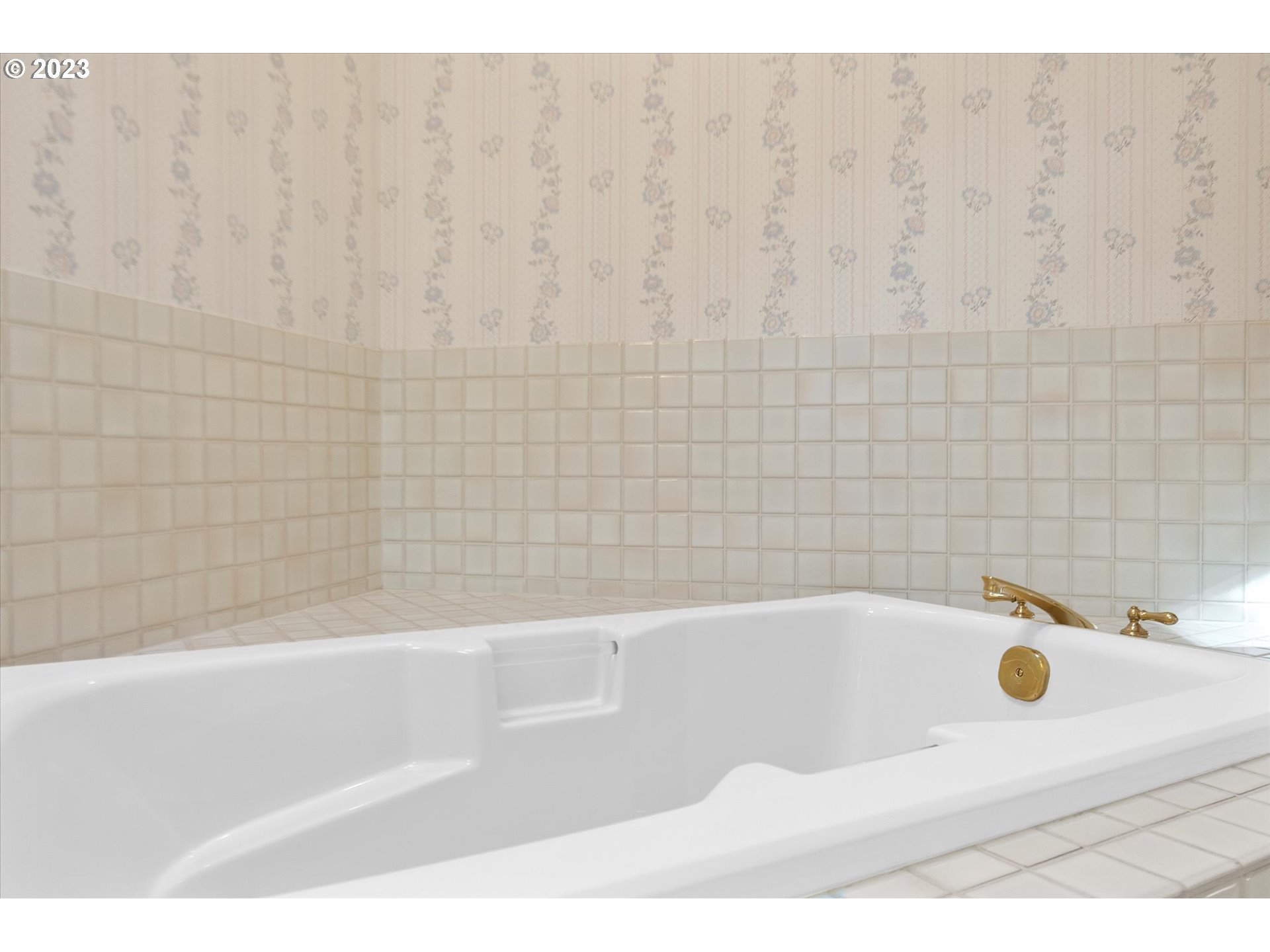 75442 Fern Hill Road Rainier, OR 97048 - Photo 34 of 48 a bathroom with a bathtub