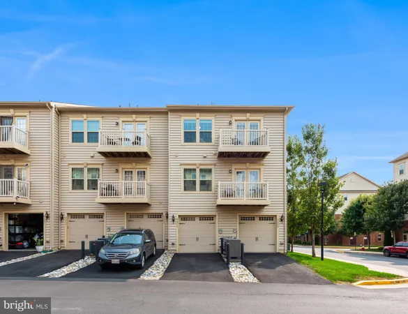 $2,900 | 42237 Piebald Square, Aldie, VA 20105