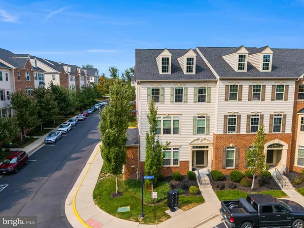 $2,900 | 42237 Piebald Square, Aldie, VA 20105