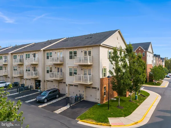 $2,900 | 42237 Piebald Square, Aldie, VA 20105