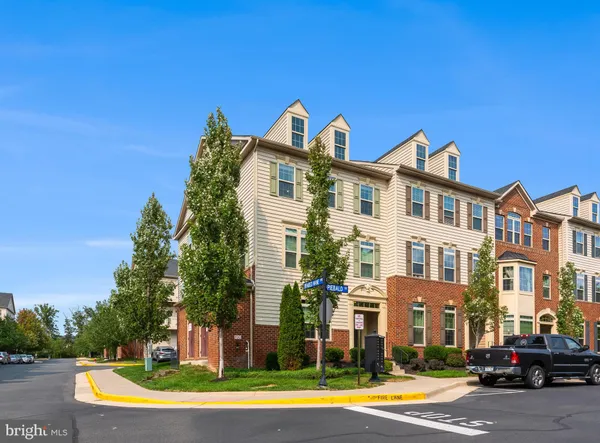 $2,900 | 42237 Piebald Square, Aldie, VA 20105