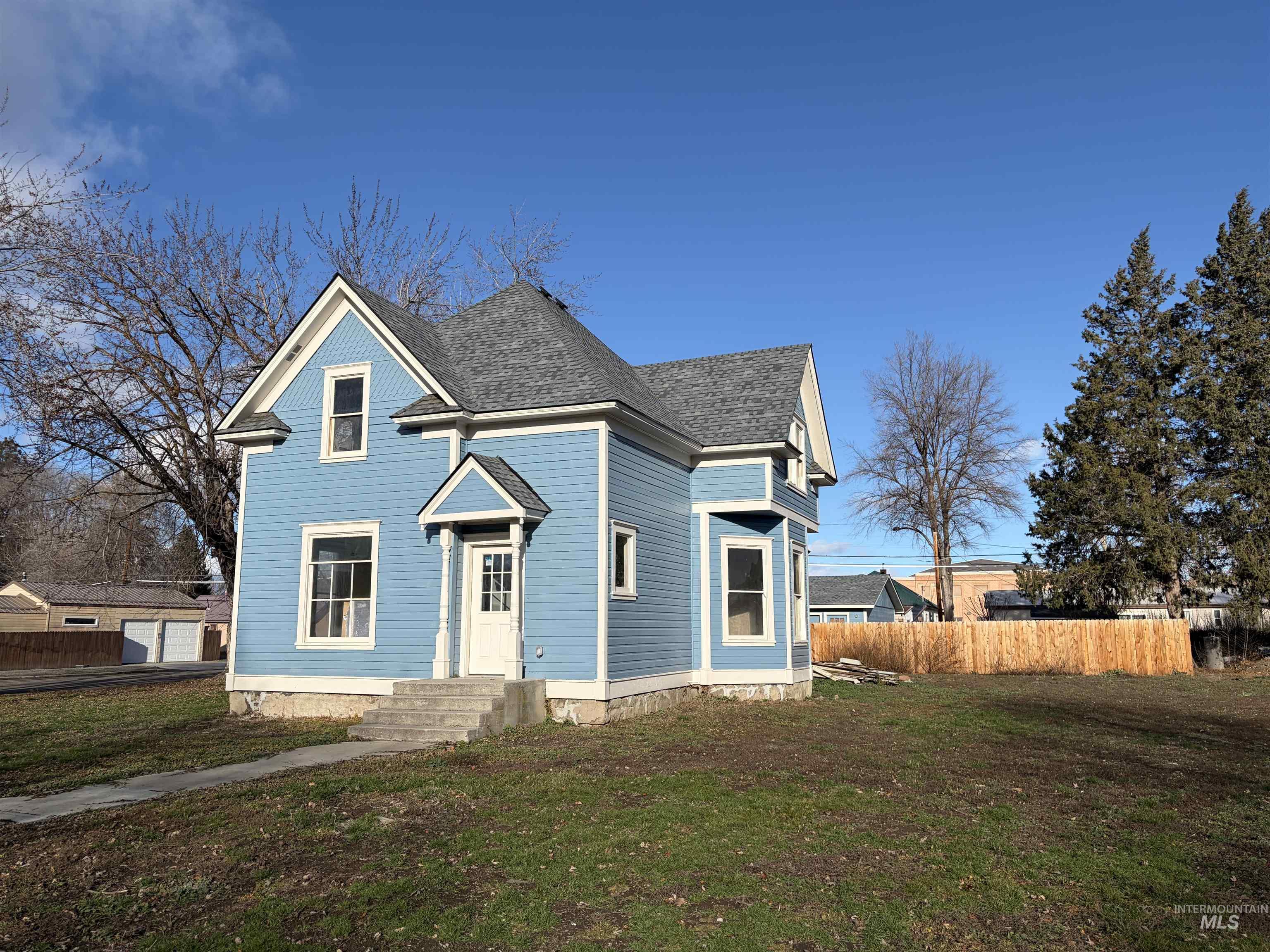 308 East Park Street Weiser, ID 83672 - Photo 7 of 50 View of front of house with roof with shingles