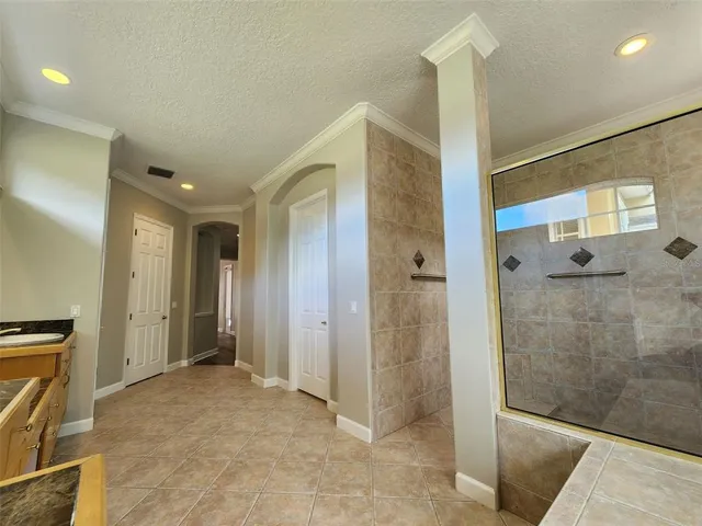 a view of entryway with shower