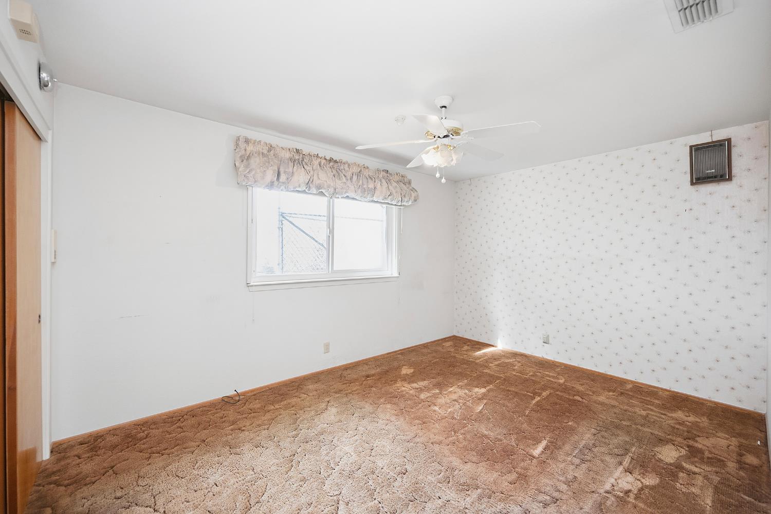 7349 Green Valley Road Placerville, CA 95667 - Photo 24 of 41 Bedroom 1, dual pane window. Ceiling fan and good size closet.