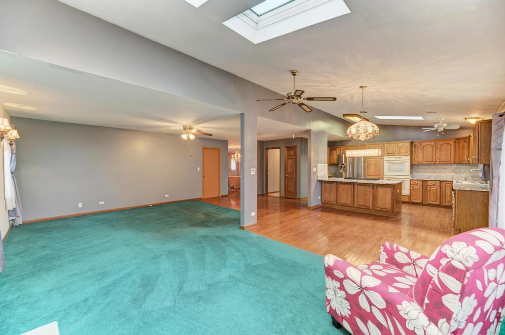 457 Fall Circle Roselle, IL 60172 - Photo 20 of 37 a view of a livingroom with furniture