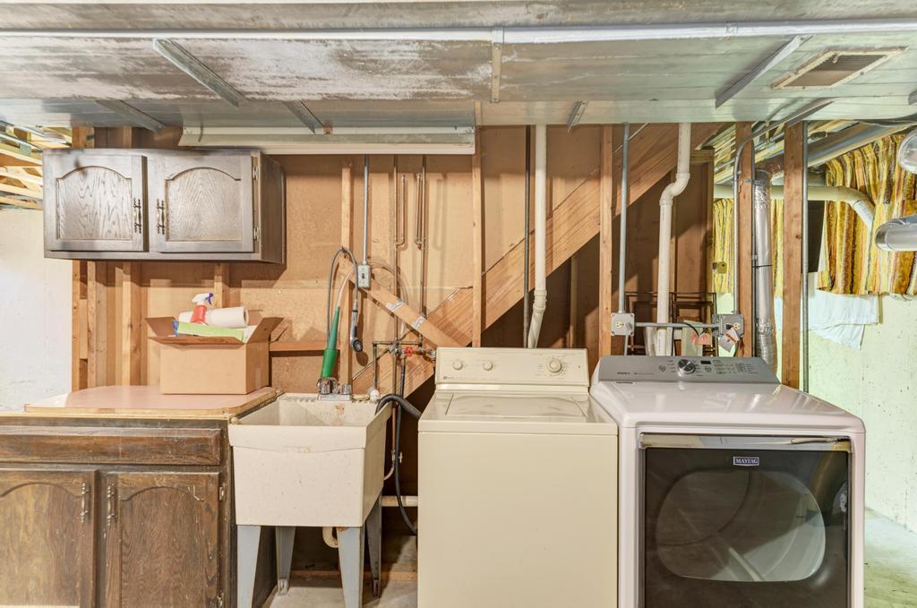 457 Fall Circle Roselle, IL 60172 - Photo 28 of 37 a utility room with dryer and washer