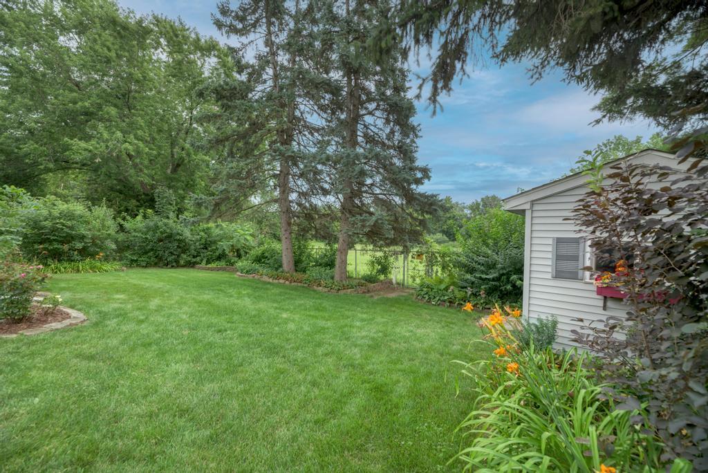 457 Fall Circle Roselle, IL 60172 - Photo 31 of 37 a view of a backyard with large trees