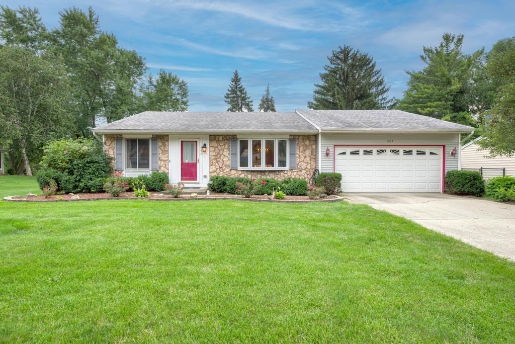 457 Fall Circle Roselle, IL 60172 - Photo 4 of 37 a front view of house with yard and green space