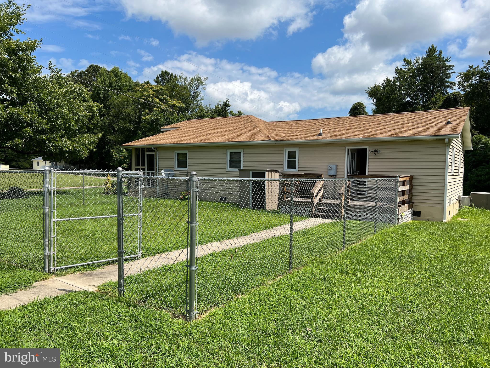 14070 Ridge Road King George, VA 22485 - Photo 3 of 24 5' chain link fence for a dog