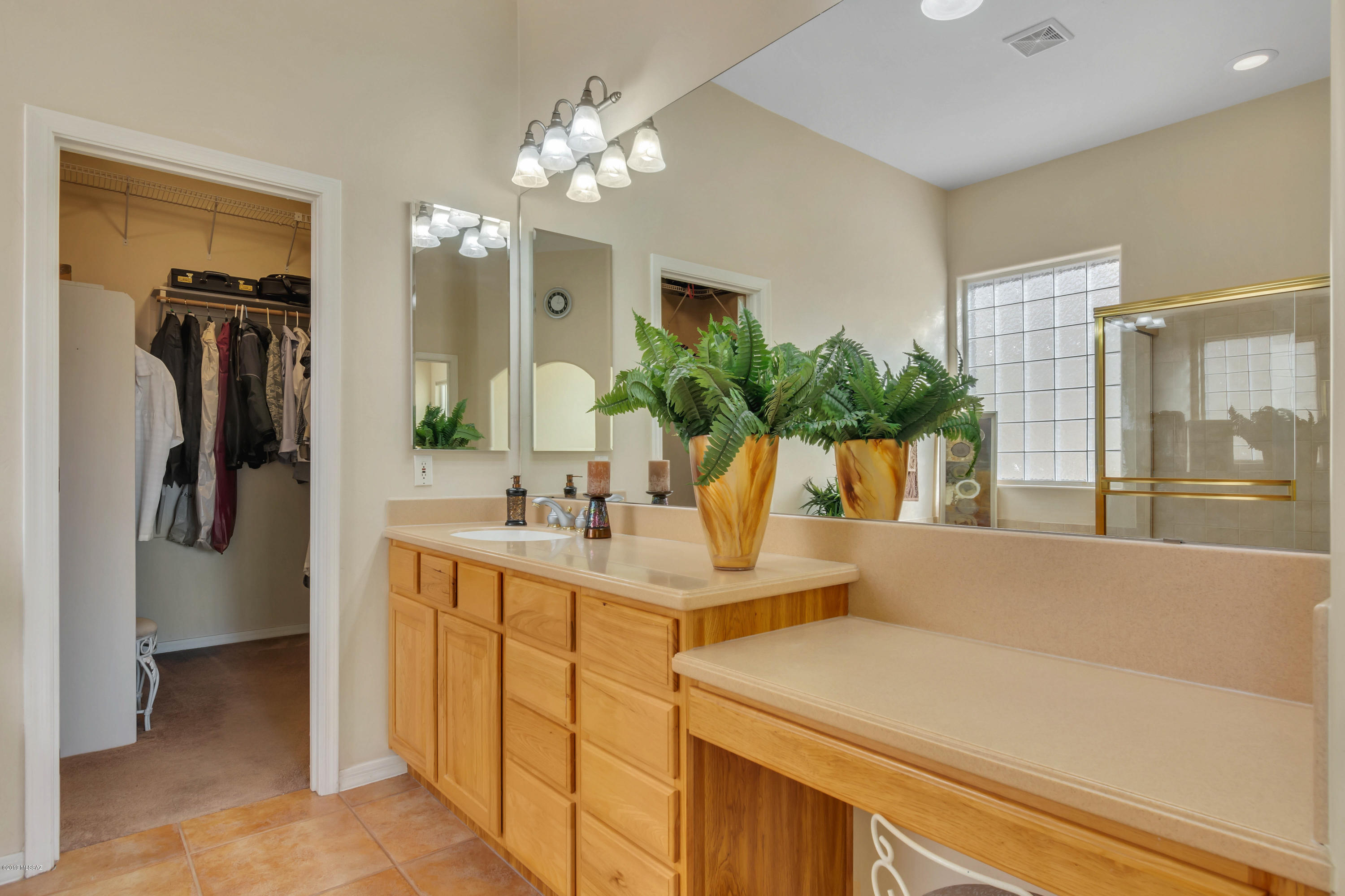 12682 North Spirit Mountain Road Oro Valley, AZ 85755 - Photo 39 of 40 a bathroom with a sink a large mirror and a bathtub