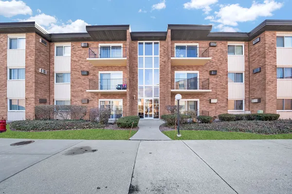 $219,900 | 4112 West 98th Street, Unit 102, Oak Lawn, IL 60453