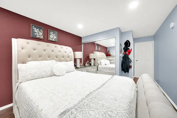 a bed room with a bed and a closet