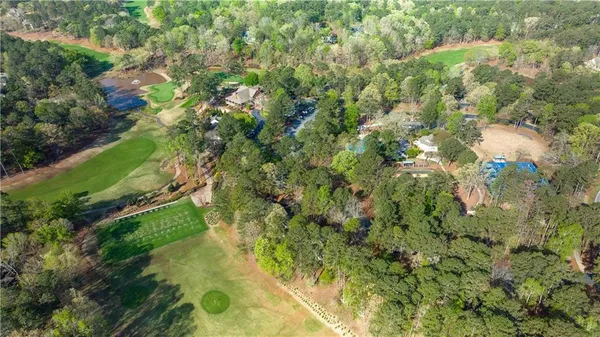 a view of entryway with a yard