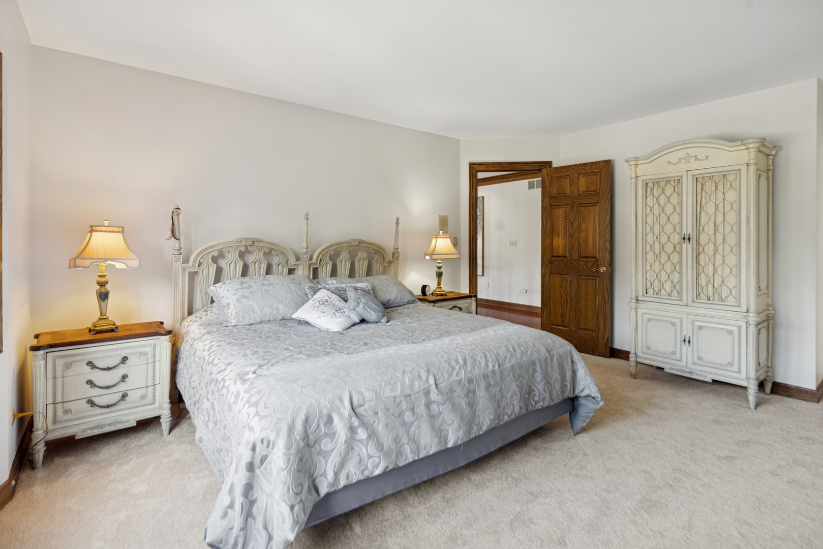 8120 Woodside Lane Burr Ridge, IL 60527 - Photo 15 of 24 a bedroom with a bed a mirror and lamp