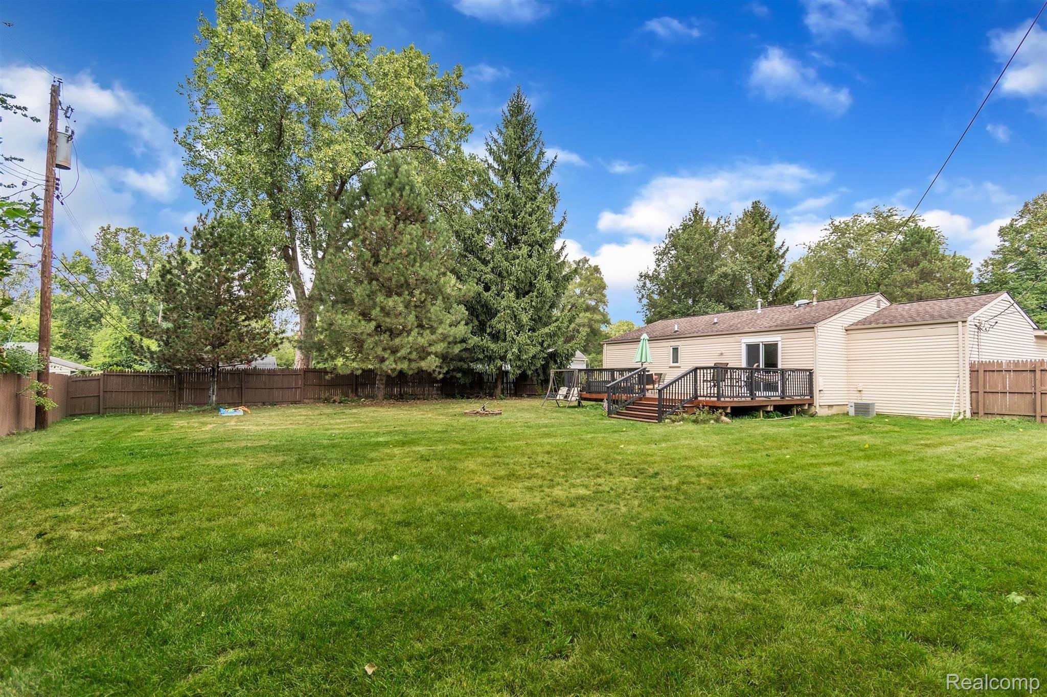1852 Henbert Road West Bloomfield, MI 48324 - Photo 29 of 34 36-1852 Henbert Rd-WindowStill-Real.jpg