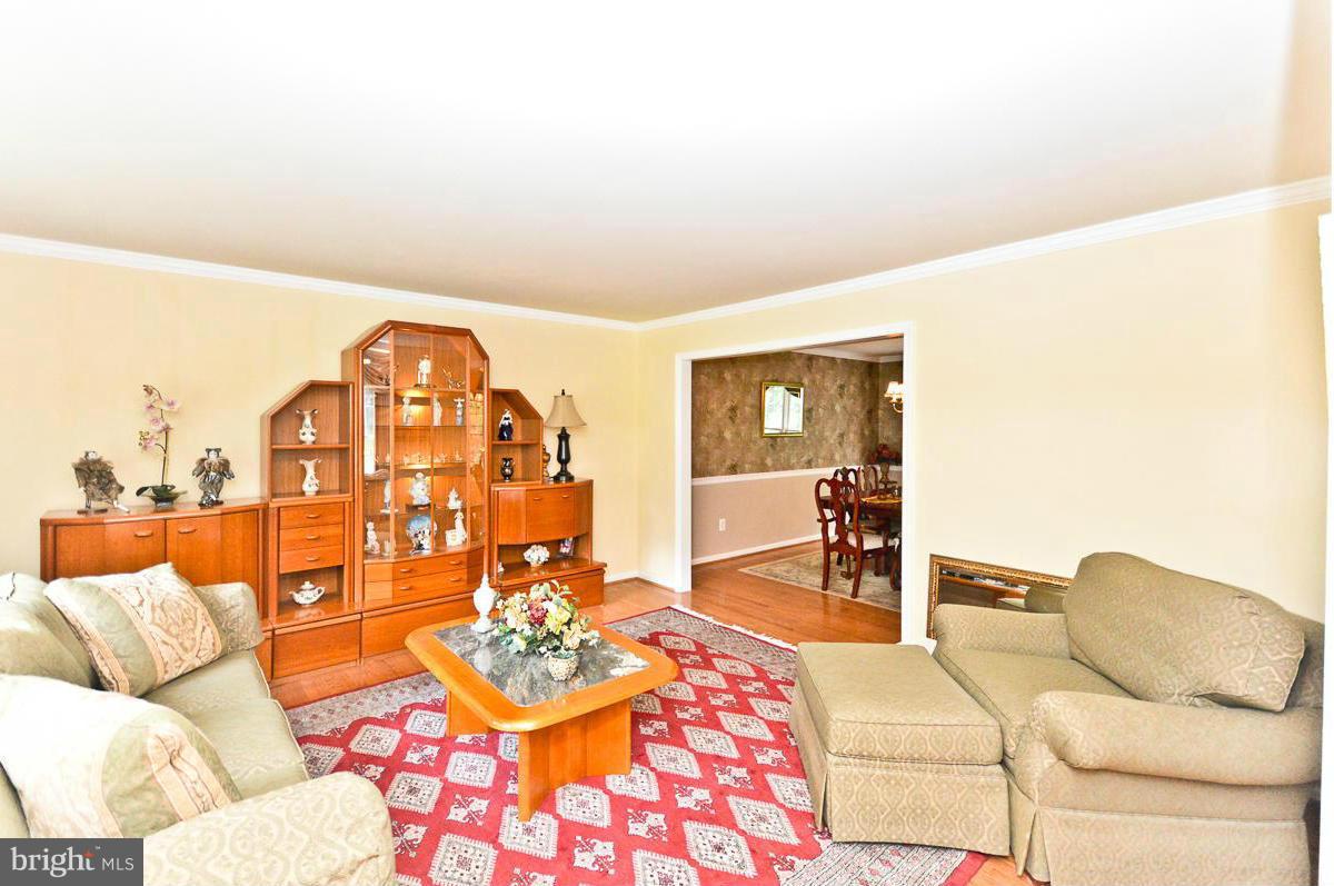 12565 Curling Road Manassas, VA 20112 - Photo 5 of 30 Living Room