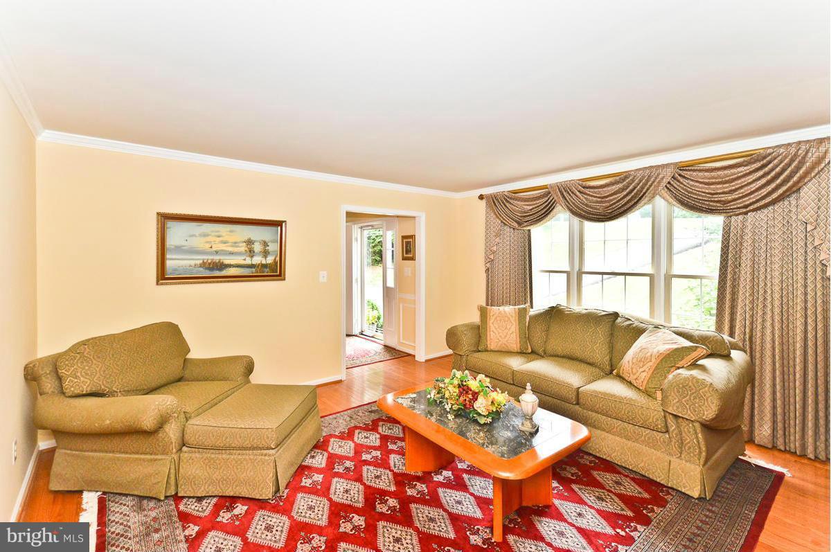 12565 Curling Road Manassas, VA 20112 - Photo 6 of 30 Living Room