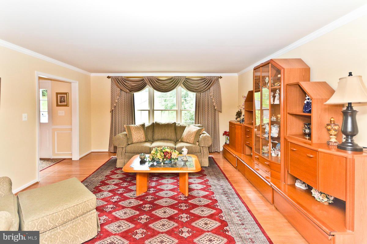 12565 Curling Road Manassas, VA 20112 - Photo 7 of 30 Living Room