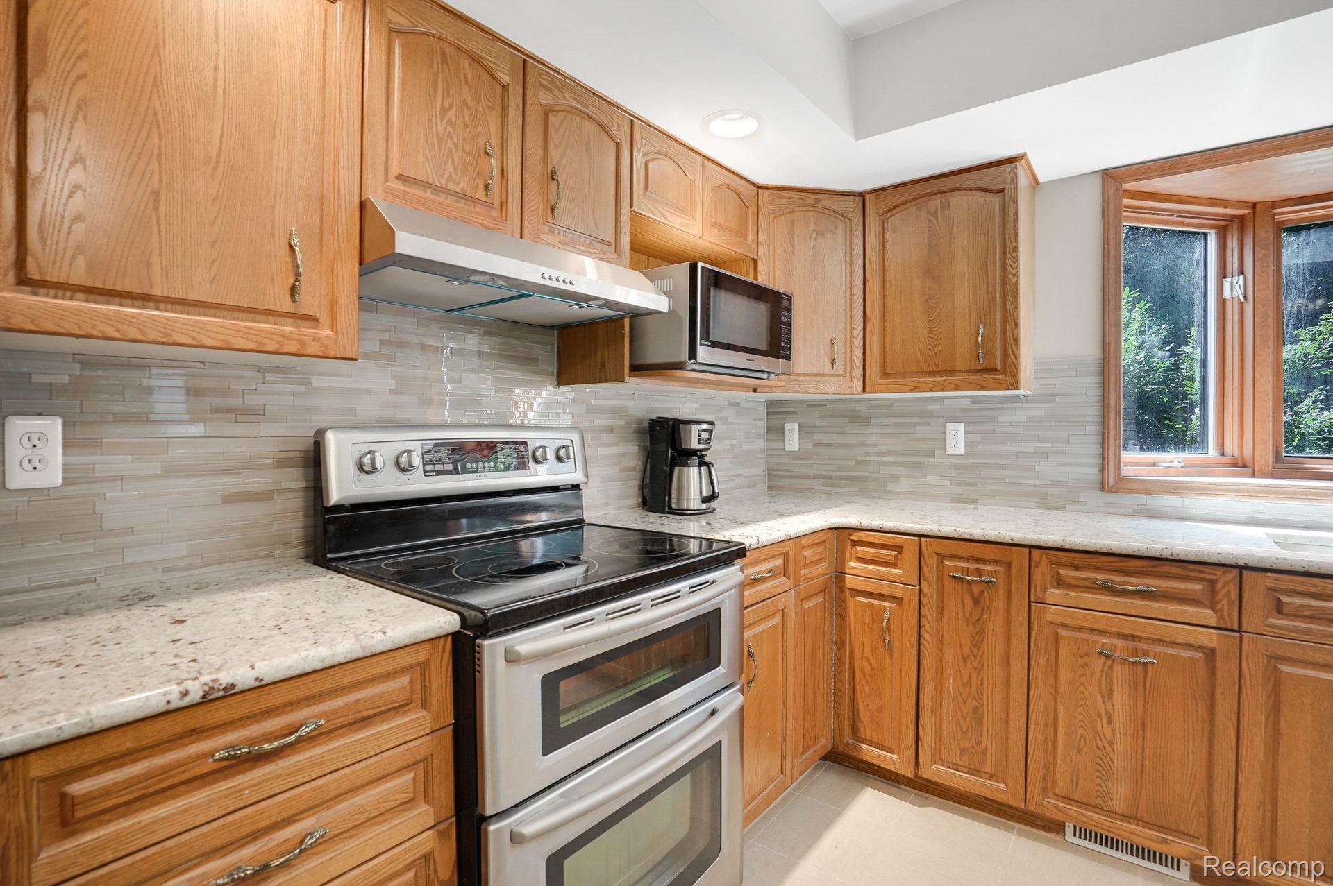 1795 Caughill Road Columbus, MI 48063 - Photo 9 of 38 Granite countertops