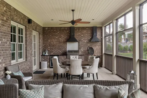 a view of entryway with seating space