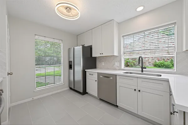 $2,500 | 106 Breezy Point Place, Spring, TX 77381