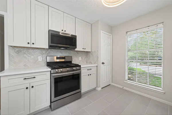 $2,500 | 106 Breezy Point Place, Spring, TX 77381