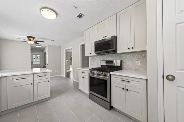 $2,500 | 106 Breezy Point Place, Spring, TX 77381
