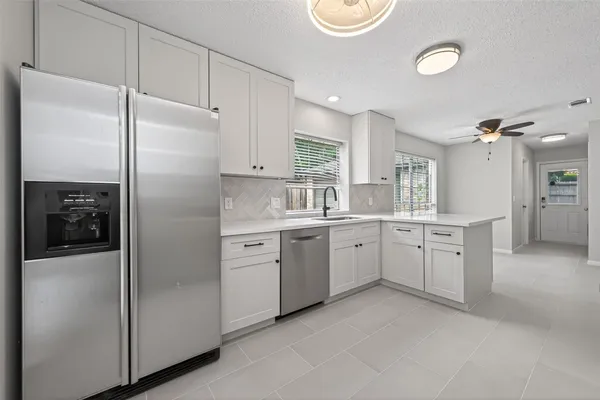 $2,500 | 106 Breezy Point Place, Spring, TX 77381