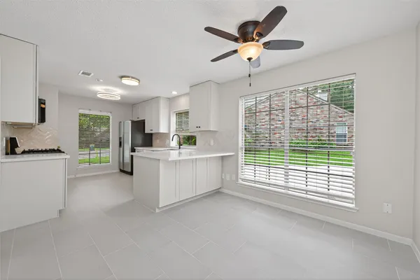 $2,500 | 106 Breezy Point Place, Spring, TX 77381