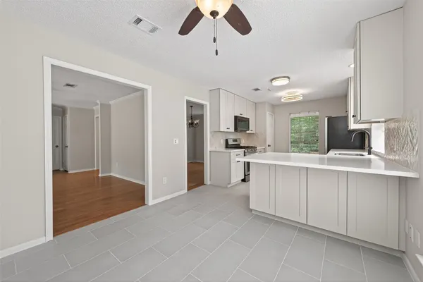 $2,500 | 106 Breezy Point Place, Spring, TX 77381