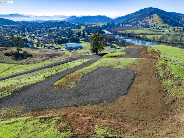 $190,000 | 1 Palmdale Avenue, Roseburg, OR 97471