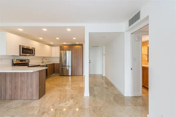 $3,900 | 1901 Brickell Avenue, Unit B912, Miami, FL 33129