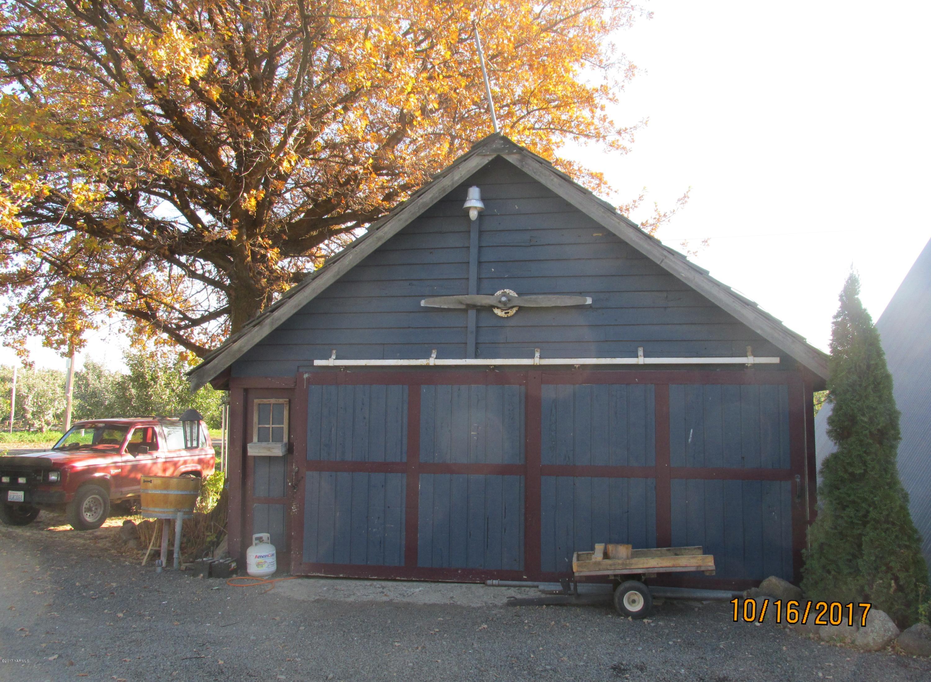 1172 North Cowiche Road Tieton, WA 98947 - Photo 11 of 46 a car parked in front of a house