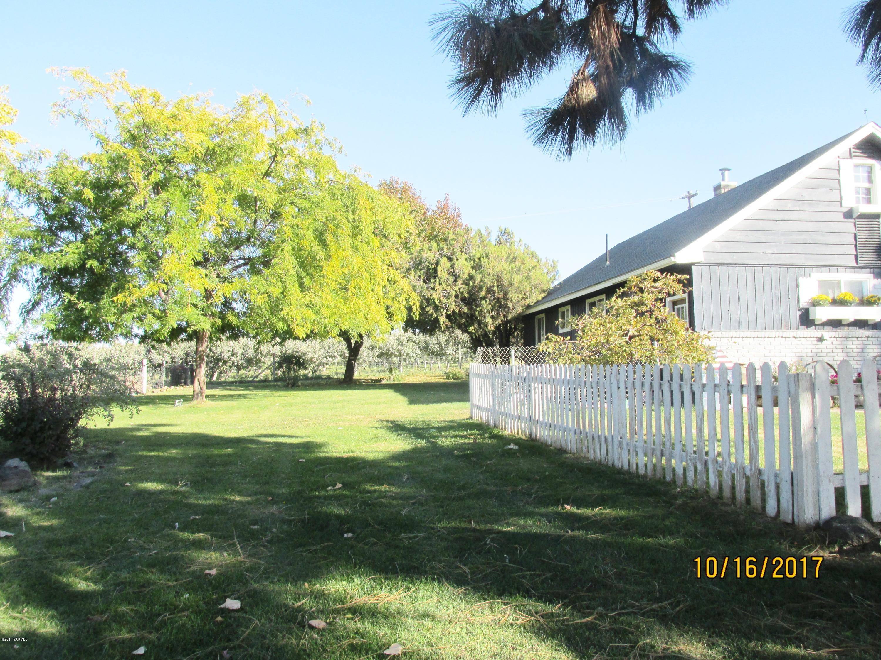 1172 North Cowiche Road Tieton, WA 98947 - Photo 13 of 46 a view of swimming pool