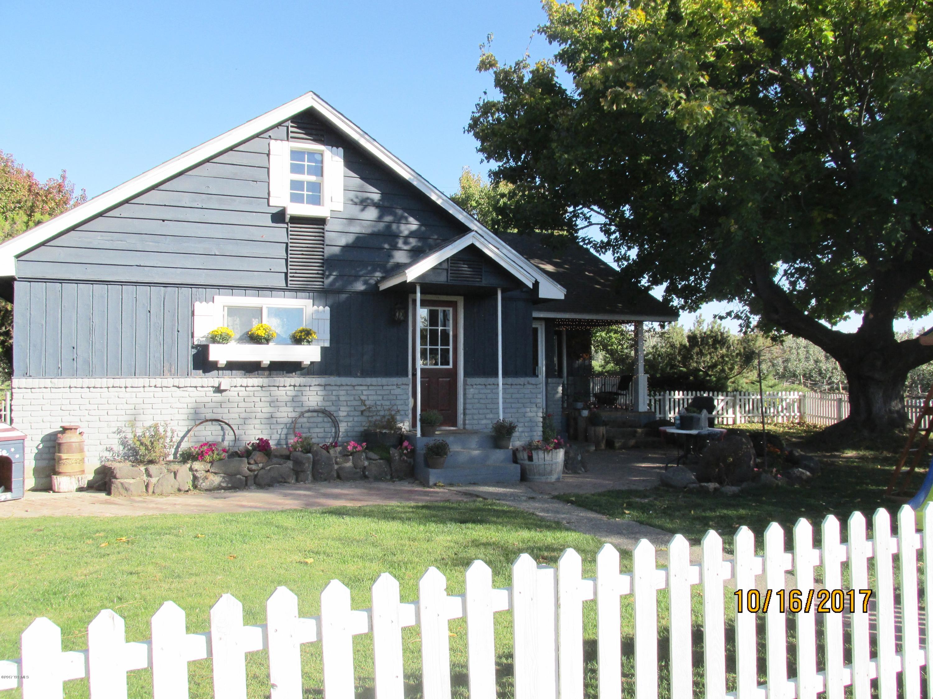 1172 North Cowiche Road Tieton, WA 98947 - Photo 15 of 46 a front view of a house with a garden